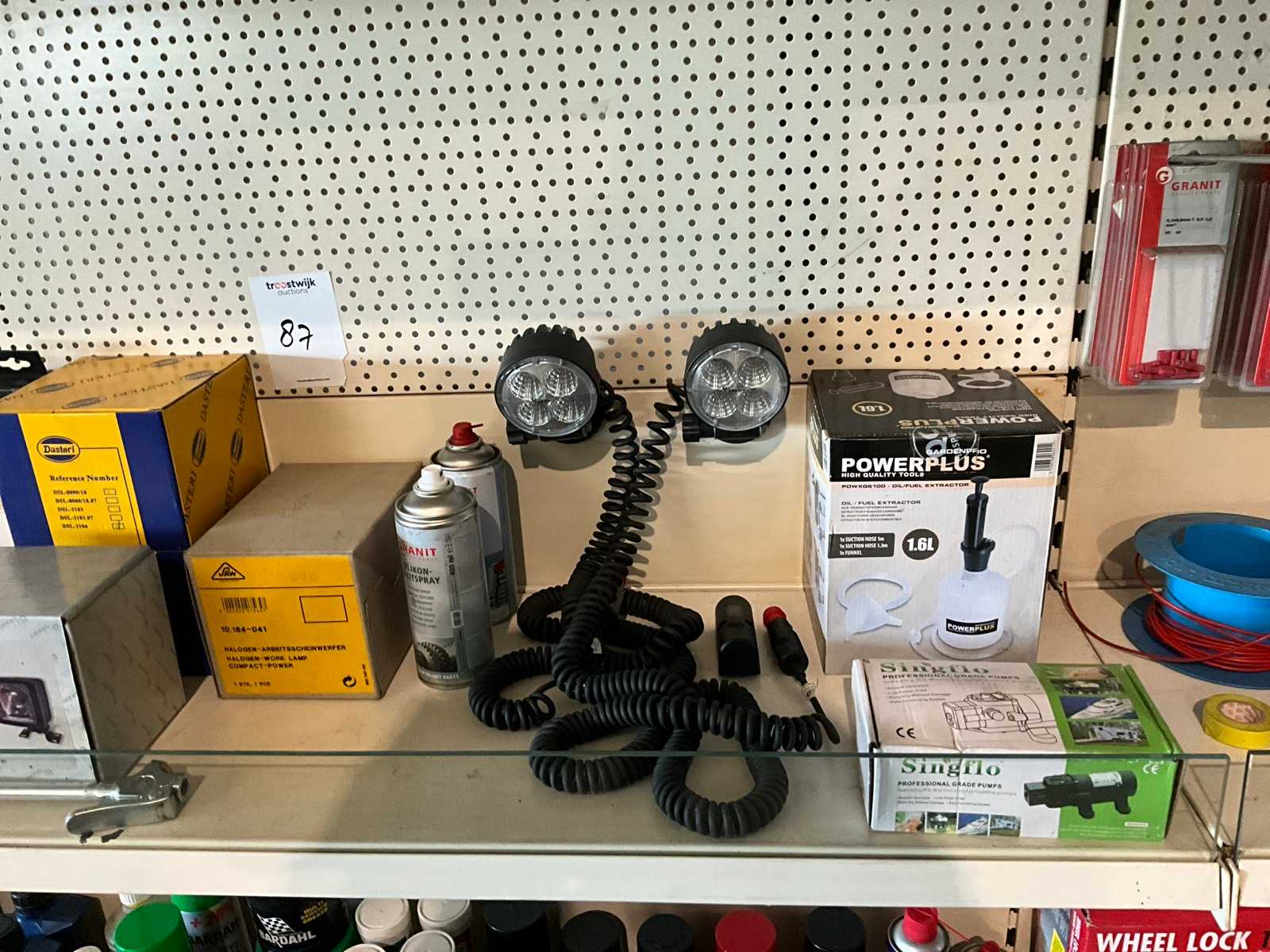 Set diverse gereedschappen met Michelin meter, koplampen en KS Tools slagmoersleutel