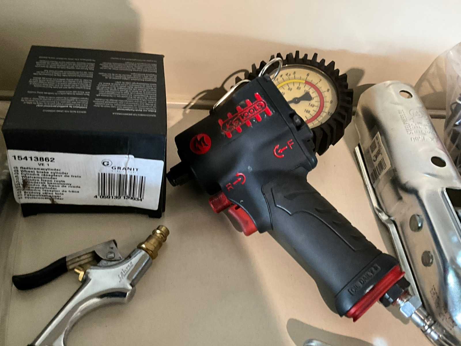 Set diverse gereedschappen met Michelin meter, koplampen en KS Tools slagmoersleutel