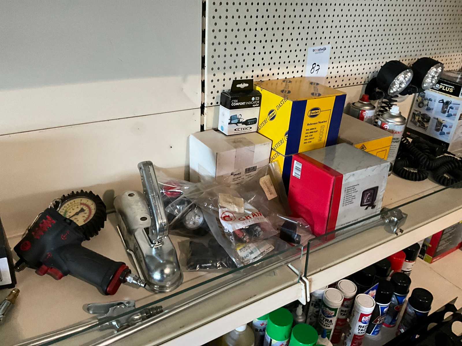Set diverse gereedschappen met Michelin meter, koplampen en KS Tools slagmoersleutel