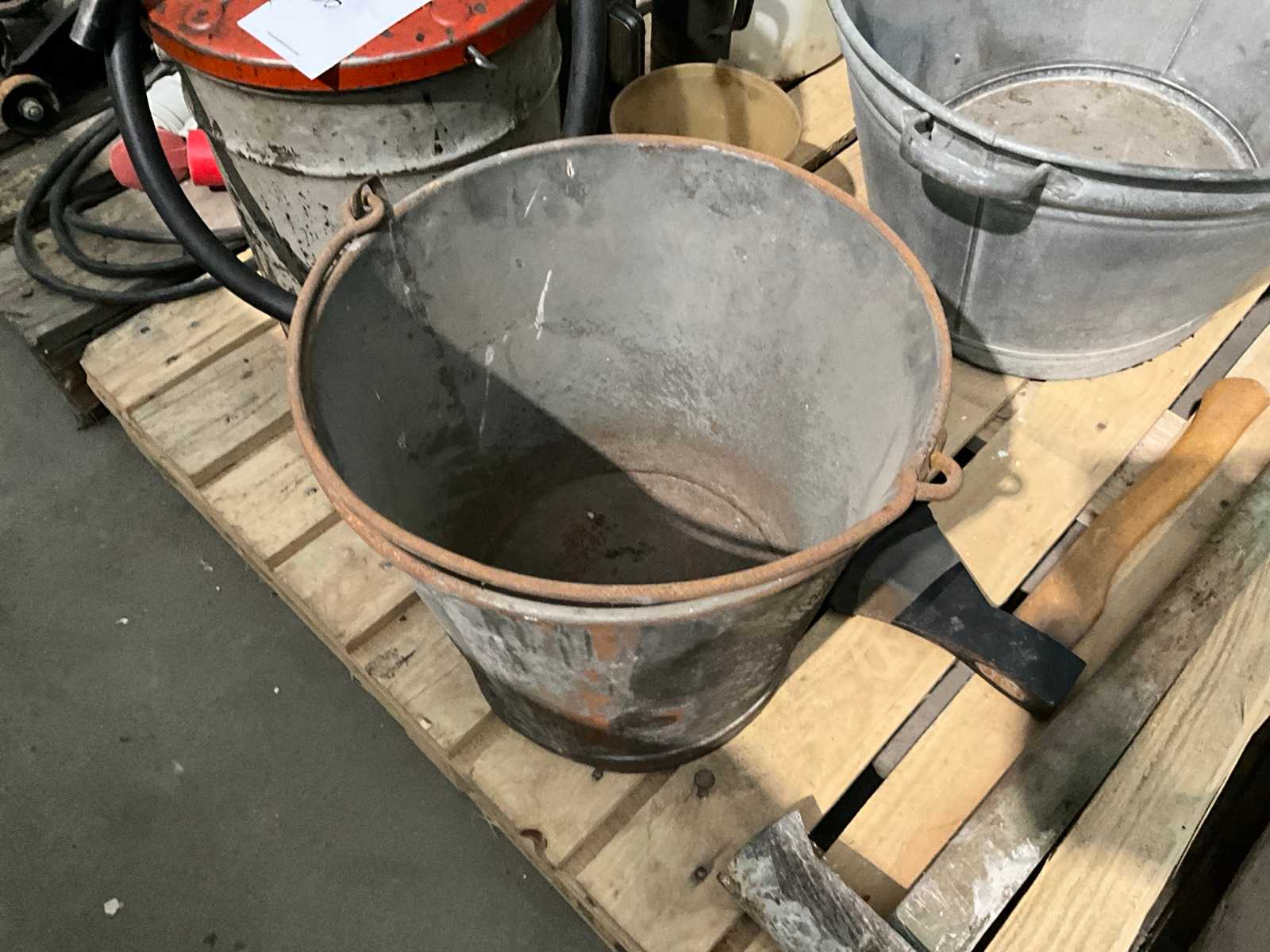 Garage-inventaris met drukvat, oliekannen en bijlen