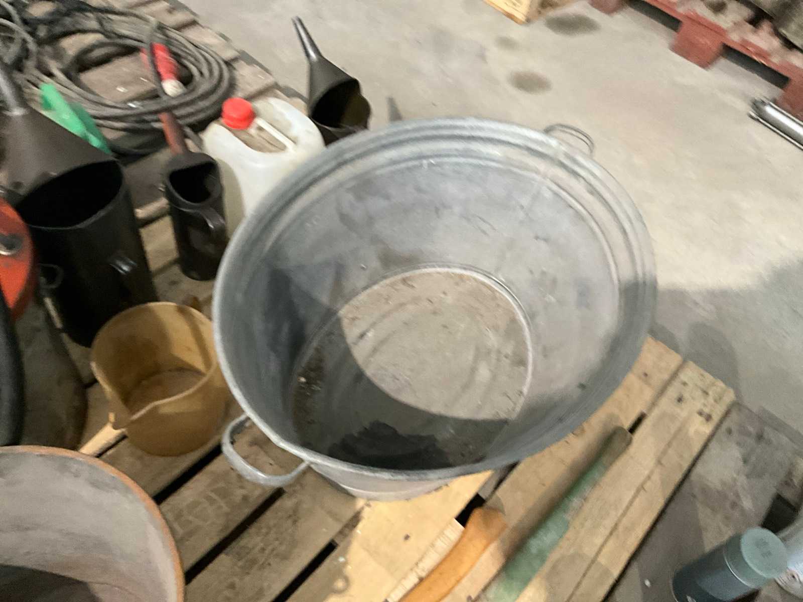 Garage-inventaris met drukvat, oliekannen en bijlen