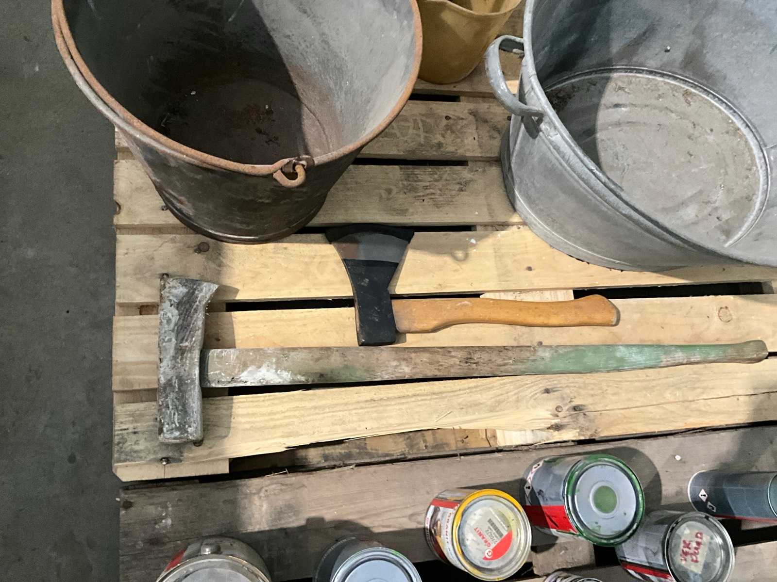 Garage-inventaris met drukvat, oliekannen en bijlen