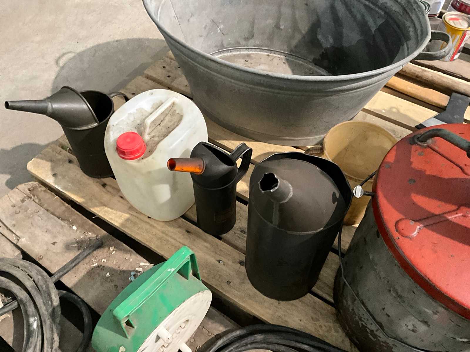 Garage-inventaris met drukvat, oliekannen en bijlen