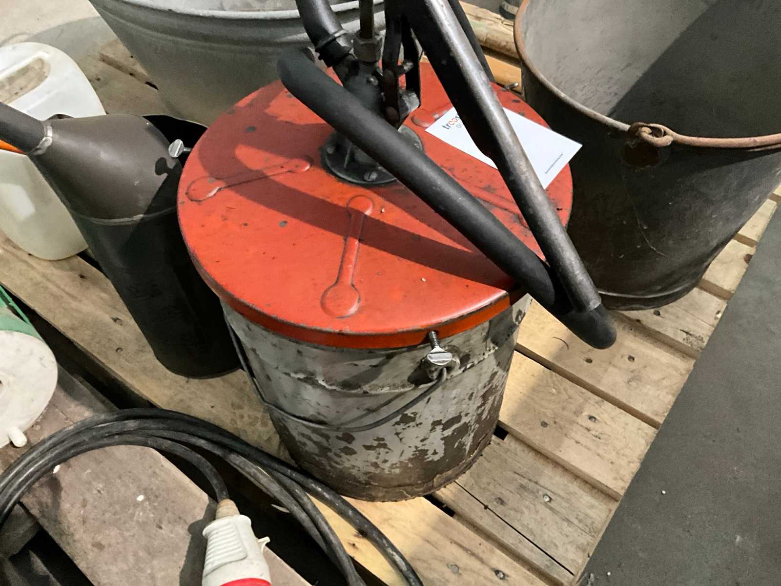 Garage-inventaris met drukvat, oliekannen en bijlen