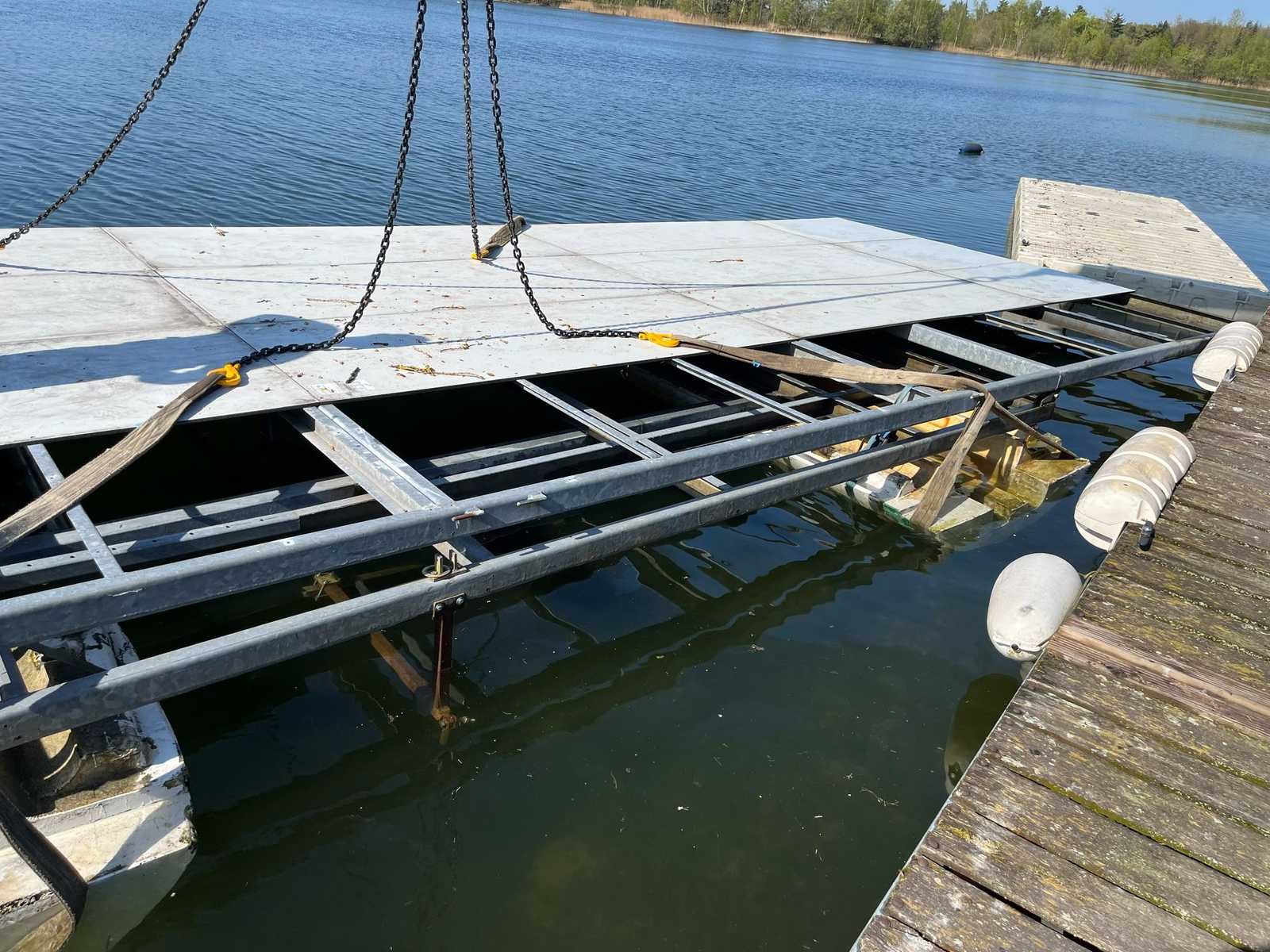 Partij van 30 drijvers voor aanlegsteigers, pijplijnen en zonneprojecten