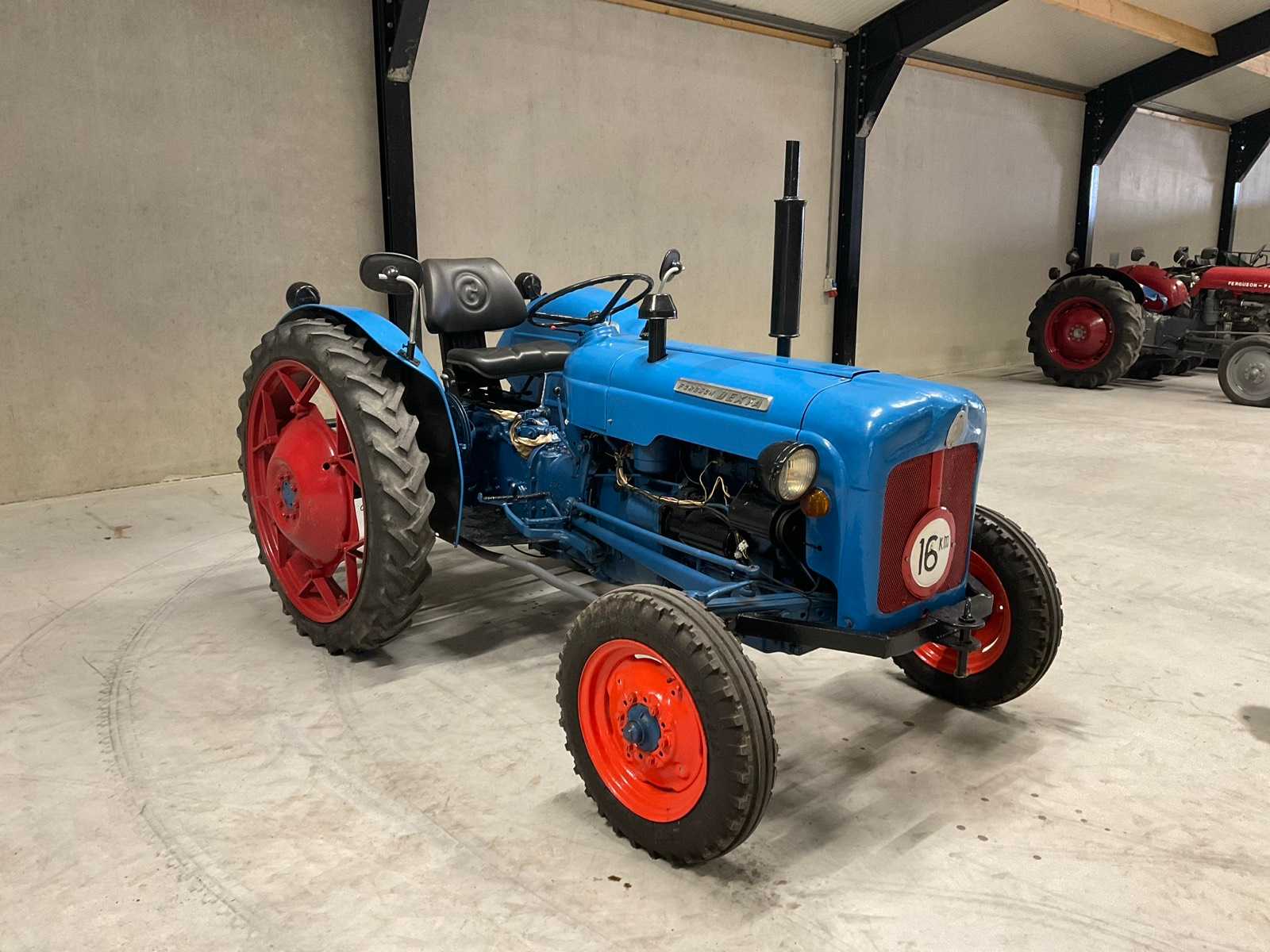 Fordson Dexta oldtimer tractor uit 1959 met aftakas en hefinrichting