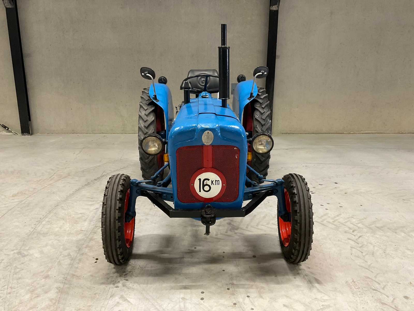 Fordson Dexta oldtimer tractor uit 1959 met aftakas en hefinrichting