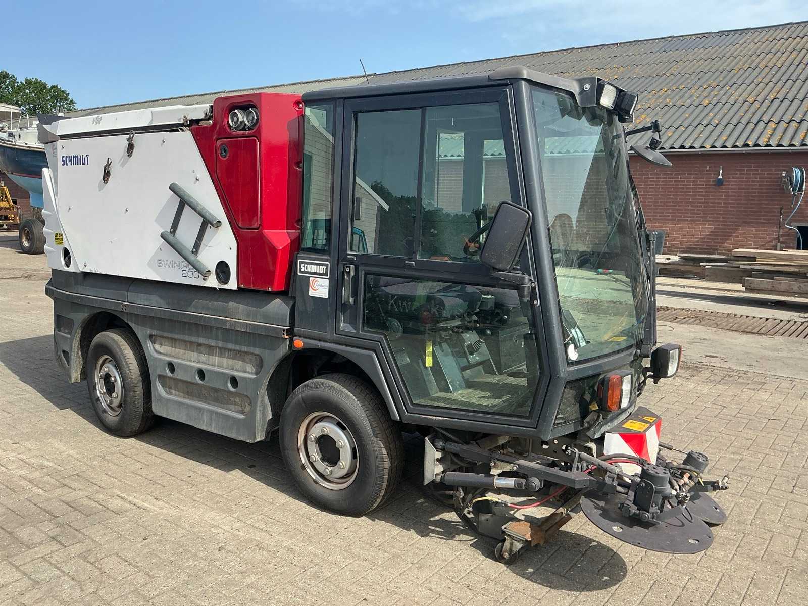 Schmidt Compact 200+ straatveegmachine (2009), 62 kW diesel met dubbele zijborstels