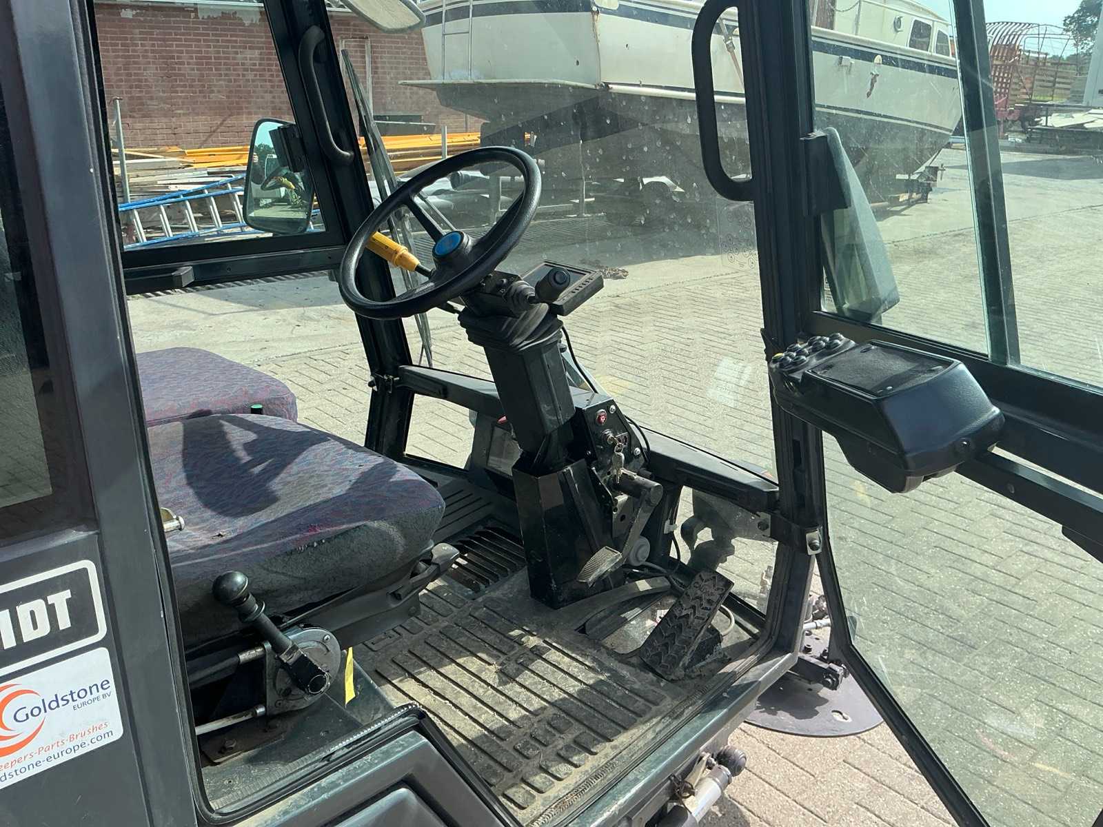 Schmidt Compact 200+ straatveegmachine (2009), 62 kW diesel met dubbele zijborstels