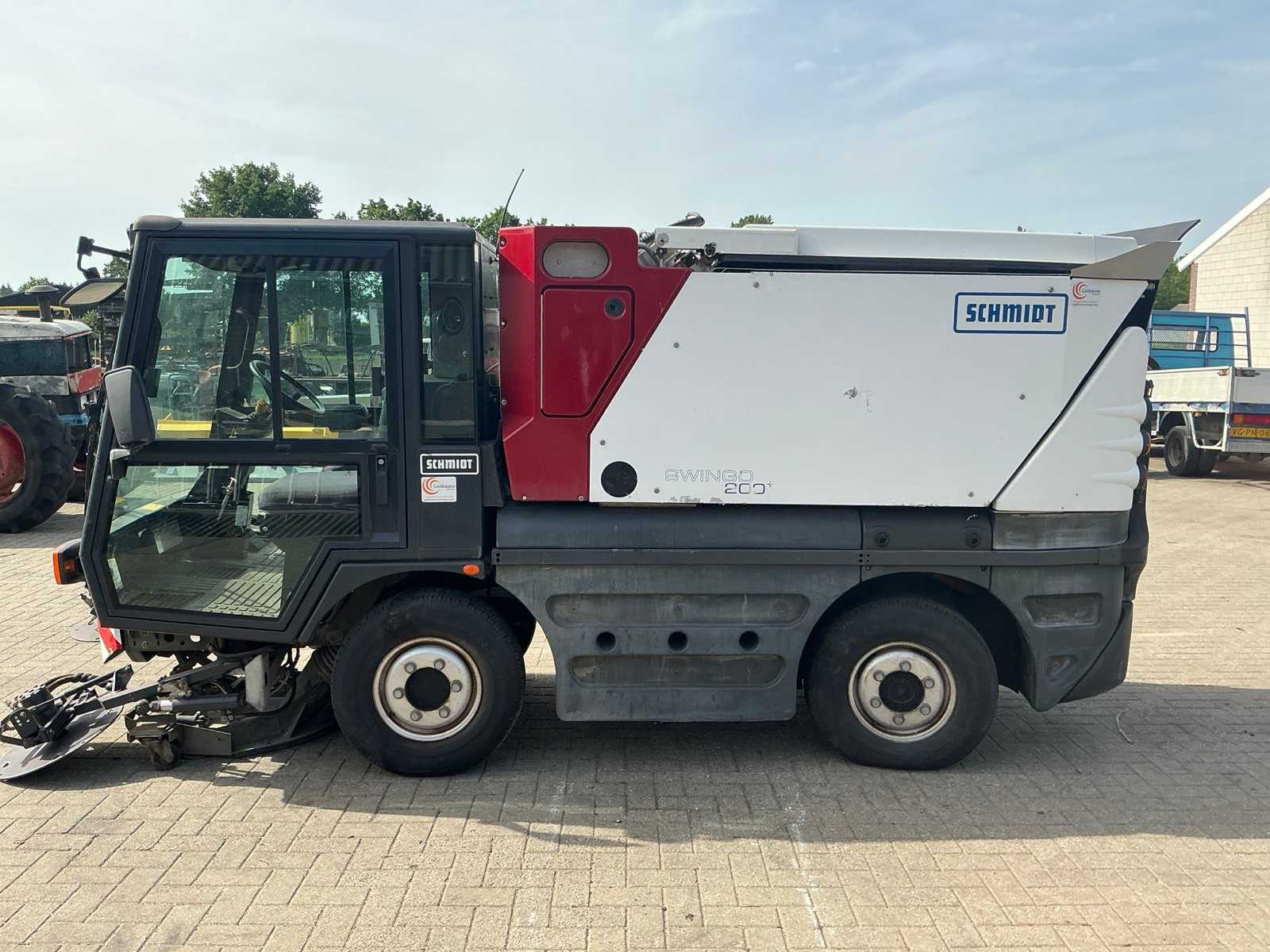 Schmidt Compact 200+ straatveegmachine (2009), 62 kW diesel met dubbele zijborstels