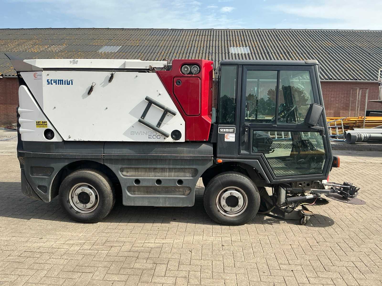 Schmidt Compact 200+ straatveegmachine (2009), 62 kW diesel met dubbele zijborstels