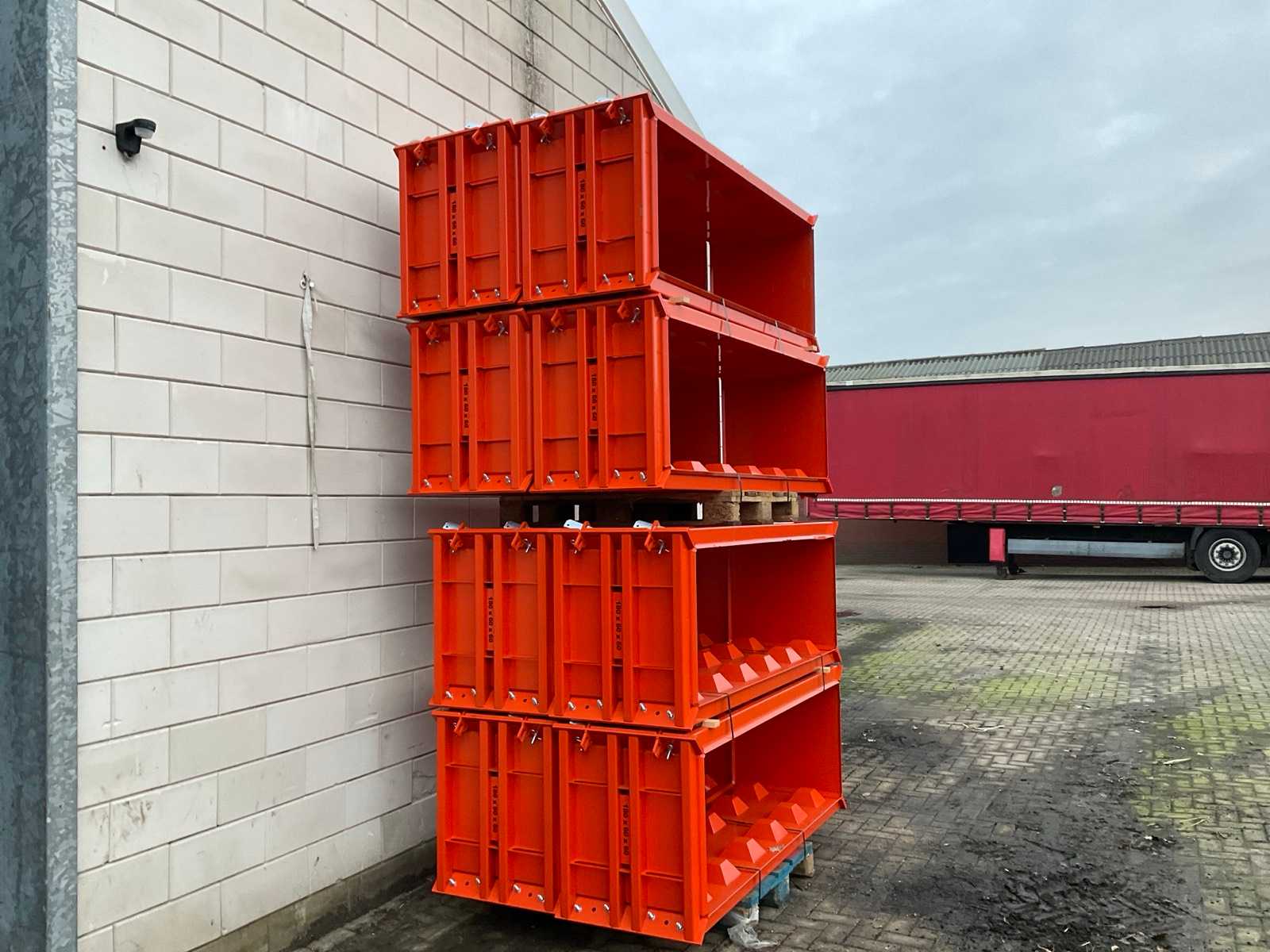 2 ongebruikte Legoblok betonmallen 180x60x60 cm