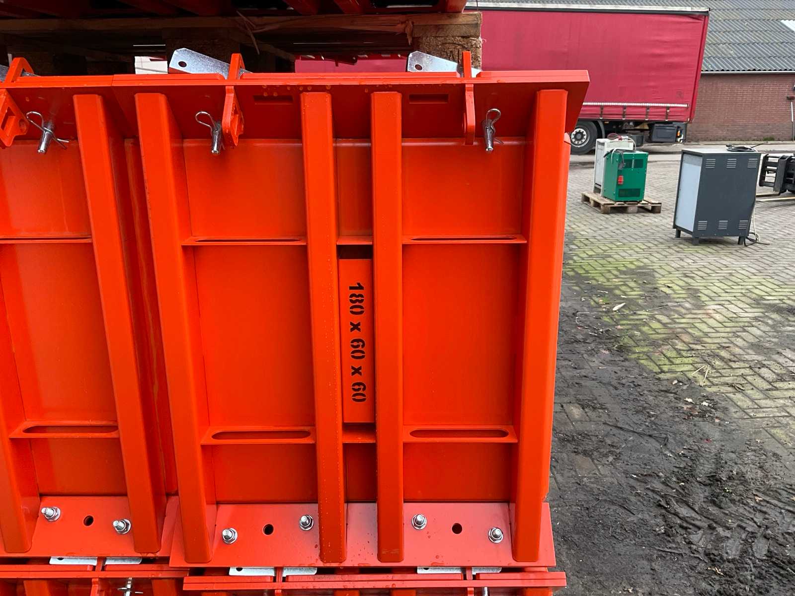 2 ongebruikte Legoblok betonmallen 180x60x60 cm