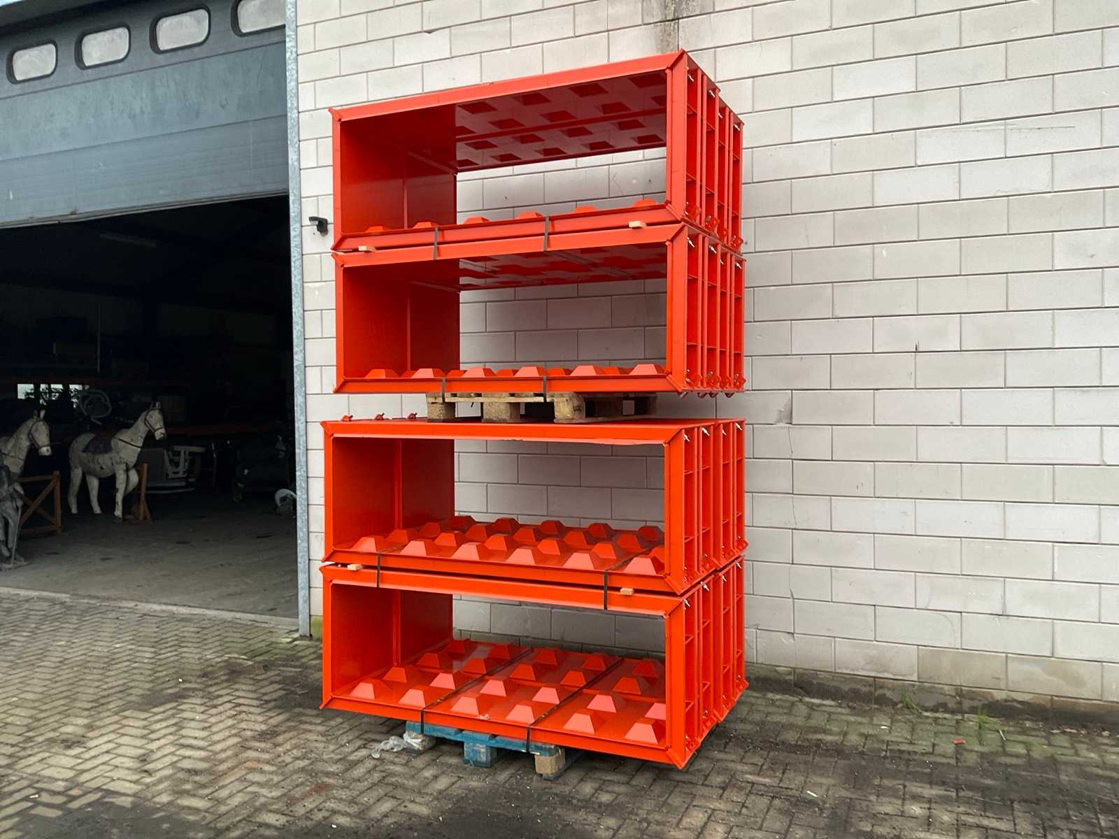 2 ongebruikte Legoblok betonmallen 180x60x60 cm