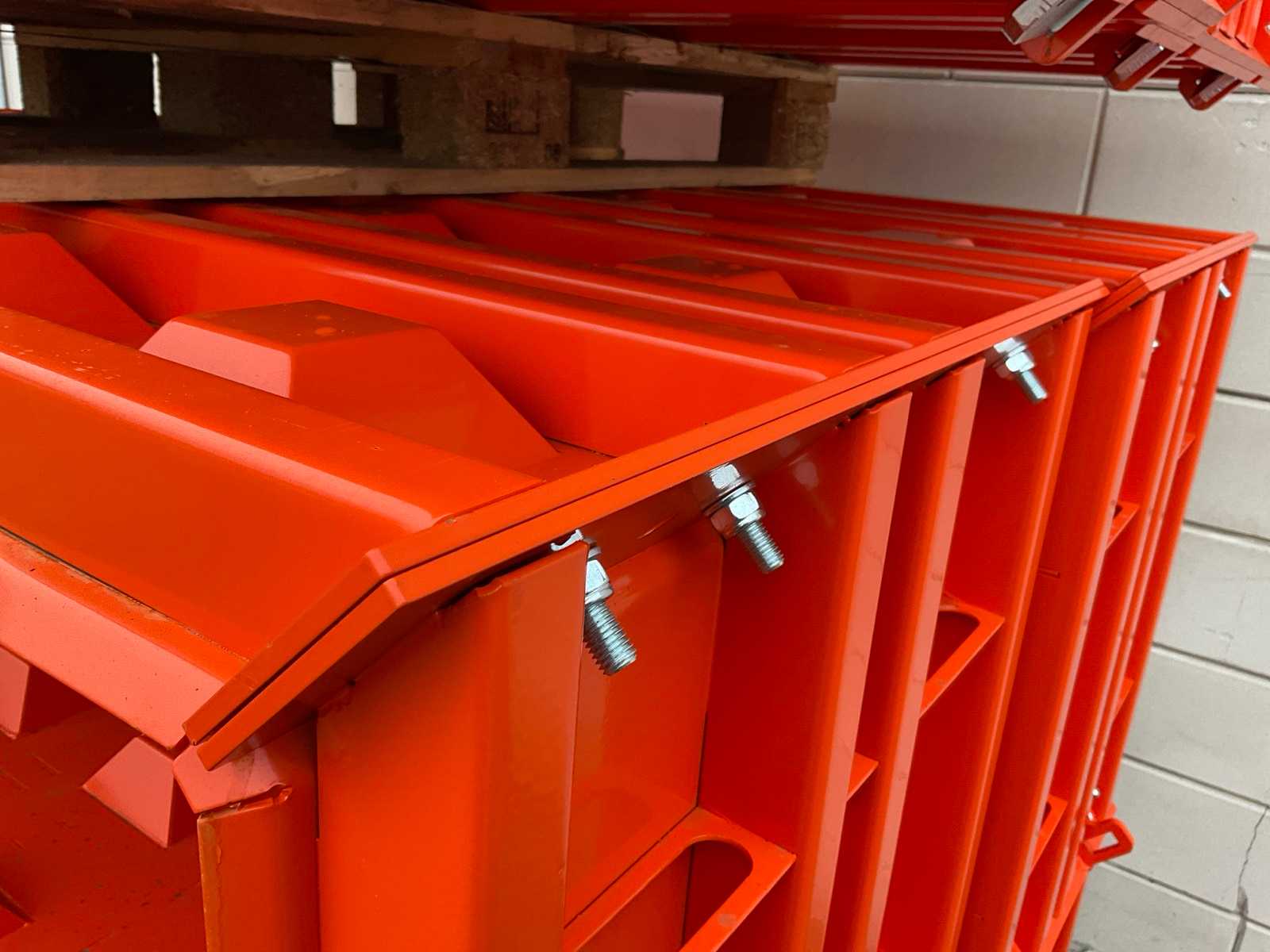 2 ongebruikte Legoblok betonmallen 180x60x60 cm