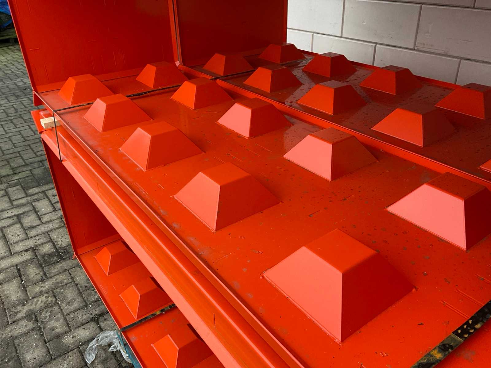 2 ongebruikte Legoblok betonmallen 180x60x60 cm