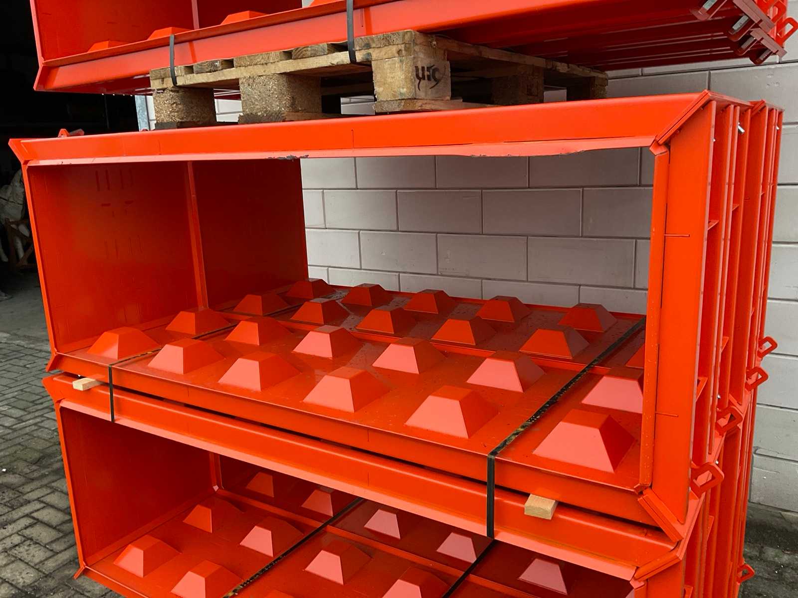 2 ongebruikte Legoblok betonmallen 180x60x60 cm