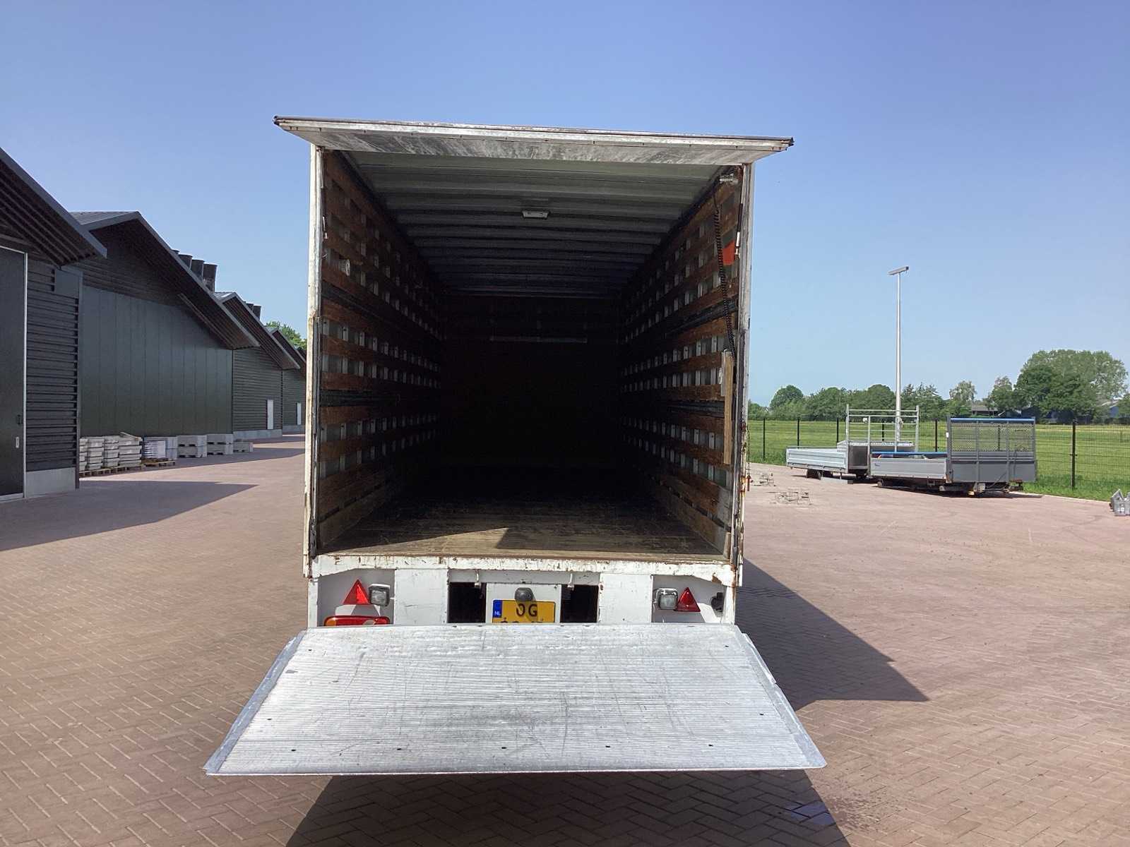 Doornwaard gesloten oplegger 7 ton (2000) met laadklep