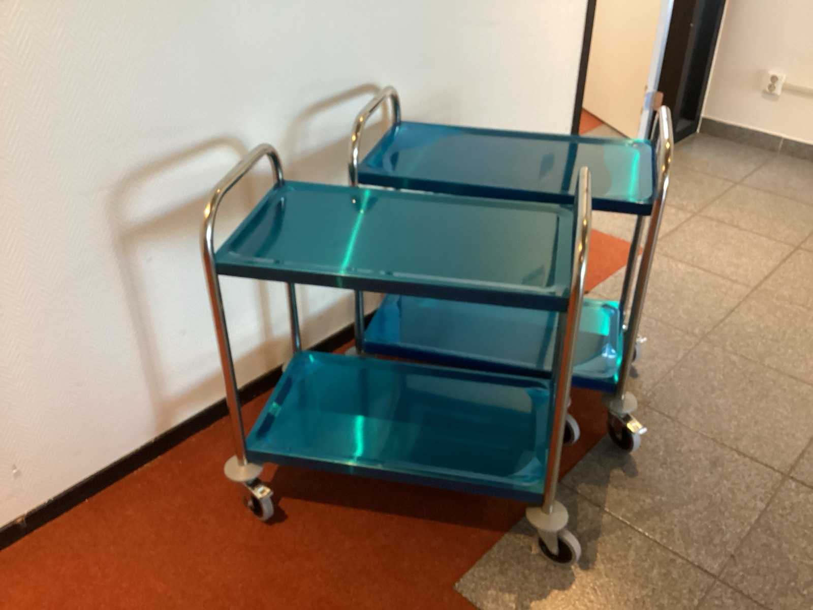2x Kongamek RVS serveerwagen – compact en handzaam