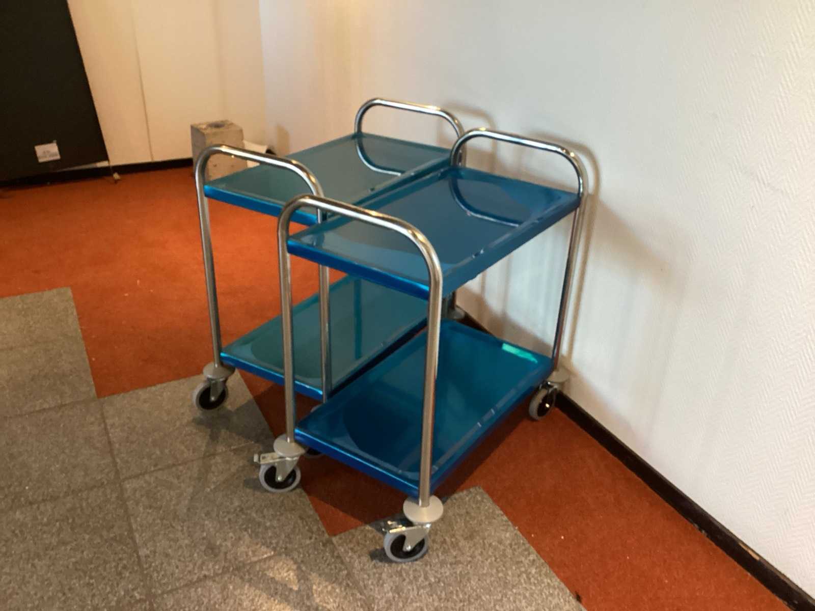 2x Kongamek RVS serveerwagen – compact en handzaam