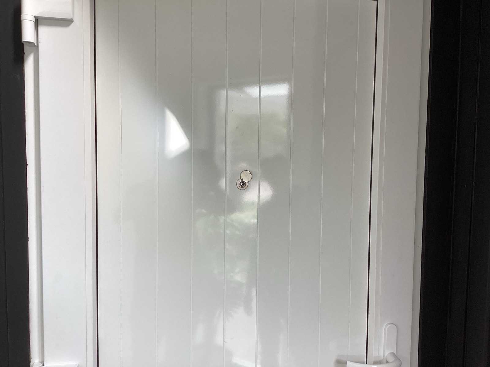 Wit kunststof buitendeur met kozijn en spionoog, 1015 x 2145 mm