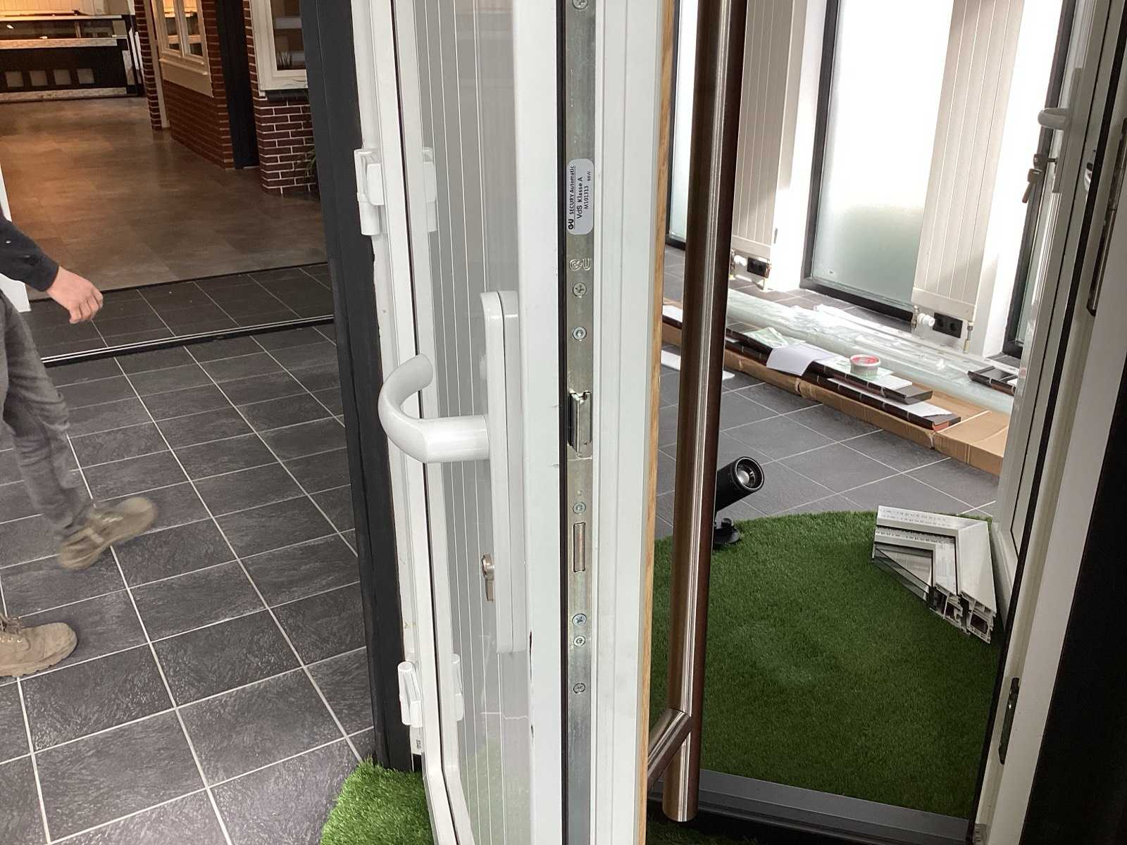 Wit kunststof buitendeur met kozijn en spionoog, 1015 x 2145 mm