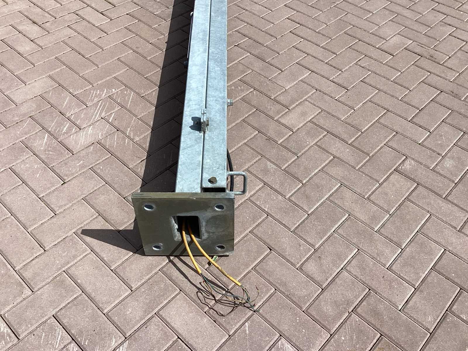 Bouwlamp met voetplaat 29 x 29 cm en hoogte 5 m