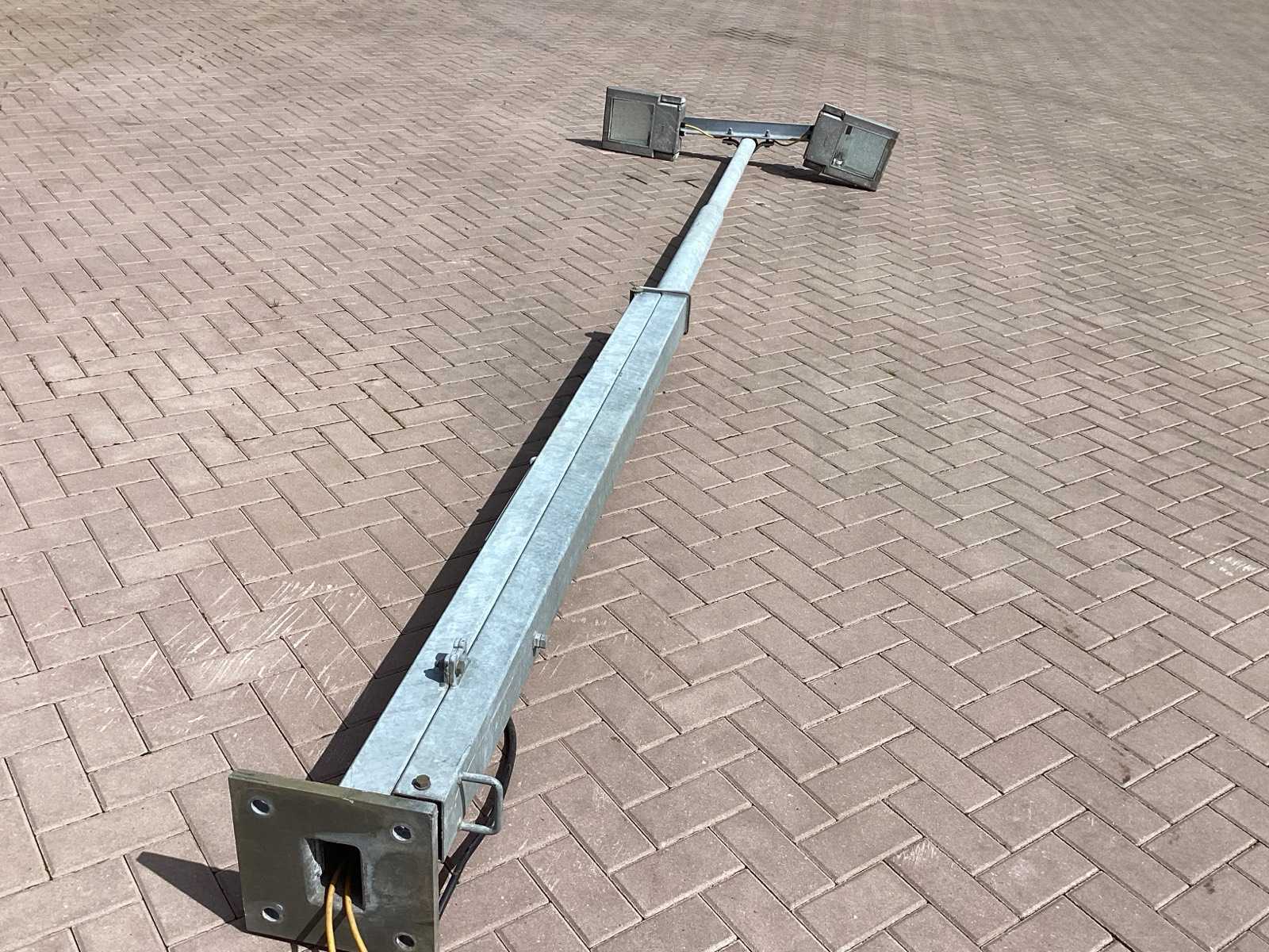 Bouwlamp met voetplaat 29 x 29 cm en hoogte 5 m