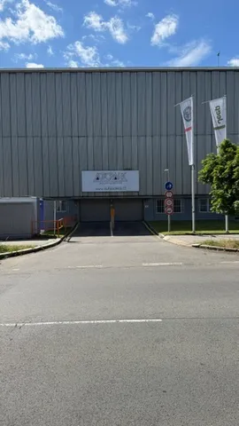 Parkovací místo v zabezpečeném komplexu na Pankráci