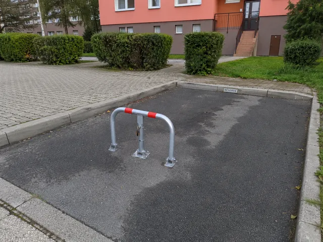 Parkování na sídlišti.