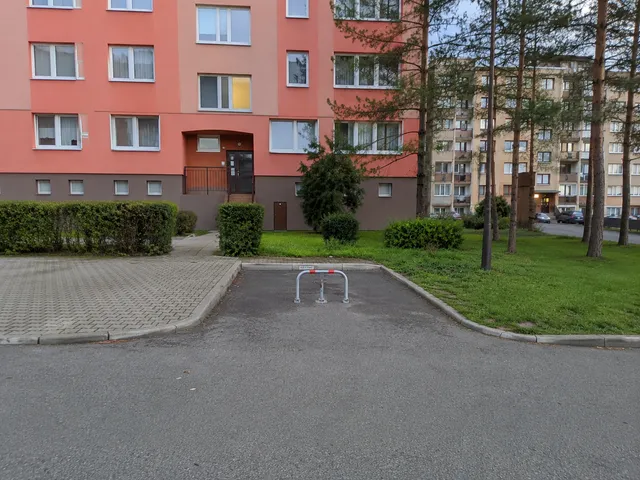 Prodej venkovního parkovacího místa na sídlišti.