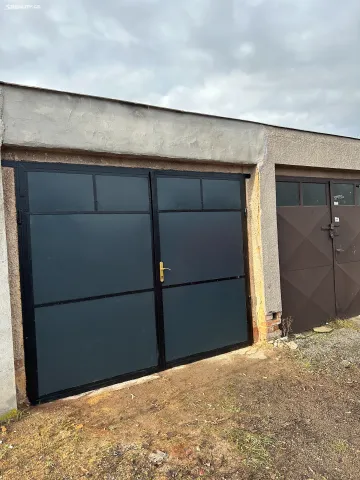 Garážové stání na pozemku s ostrahou.