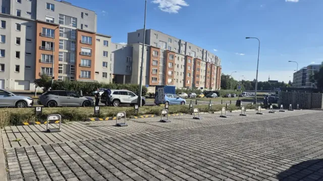 Venkovní parkovací stání.