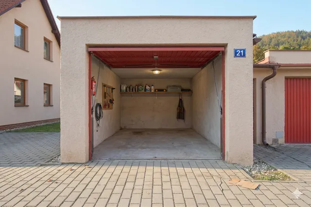 Prodám samostatně stojící garáž Praha.