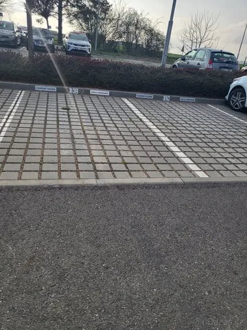 Pronajmu venkovní parkovací stání.