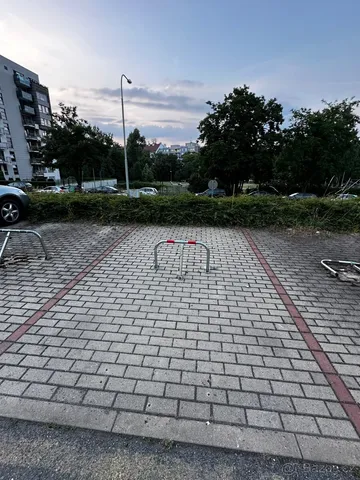 Prodám venkovní parkovací místo.