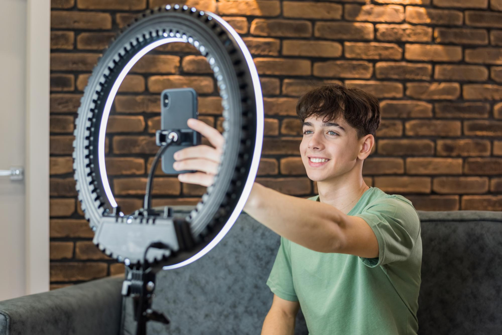 Chico haciéndose una selfie con un aro de luz