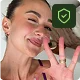 Persona sonriendo con signo de paz y check verde.