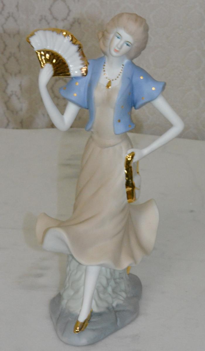 Porcelánová socha - Dáma s vějířem