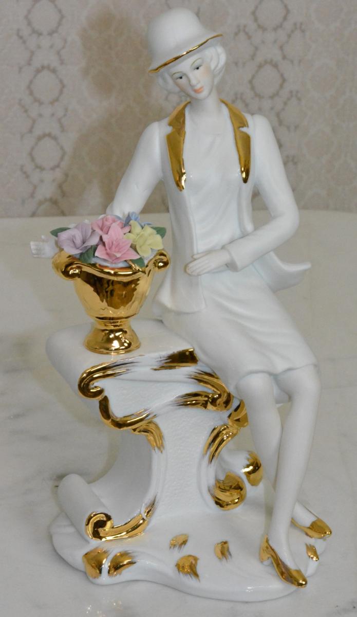 Porcelánová socha - Dáma s květinami