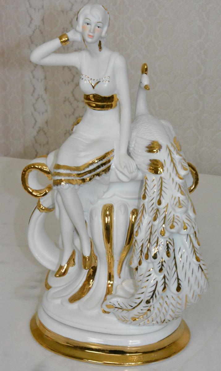 Porcelánová socha - Dáma s pávem