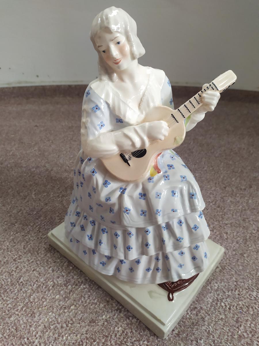 Paní s kytarou - porcelánová soška