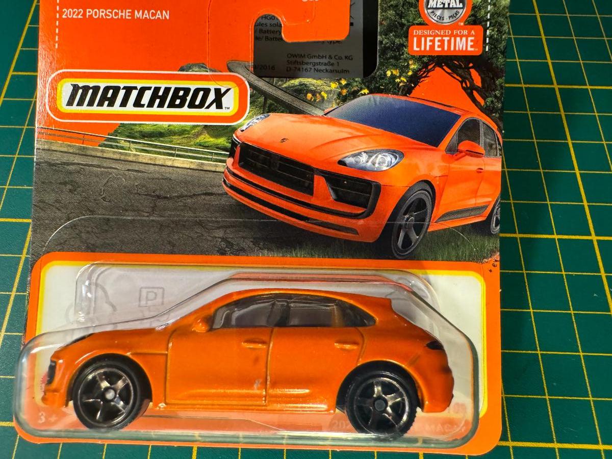 MATCHBOX 2024 11/100 PORSCHE MACAN 2022 ORANŽOVÝ