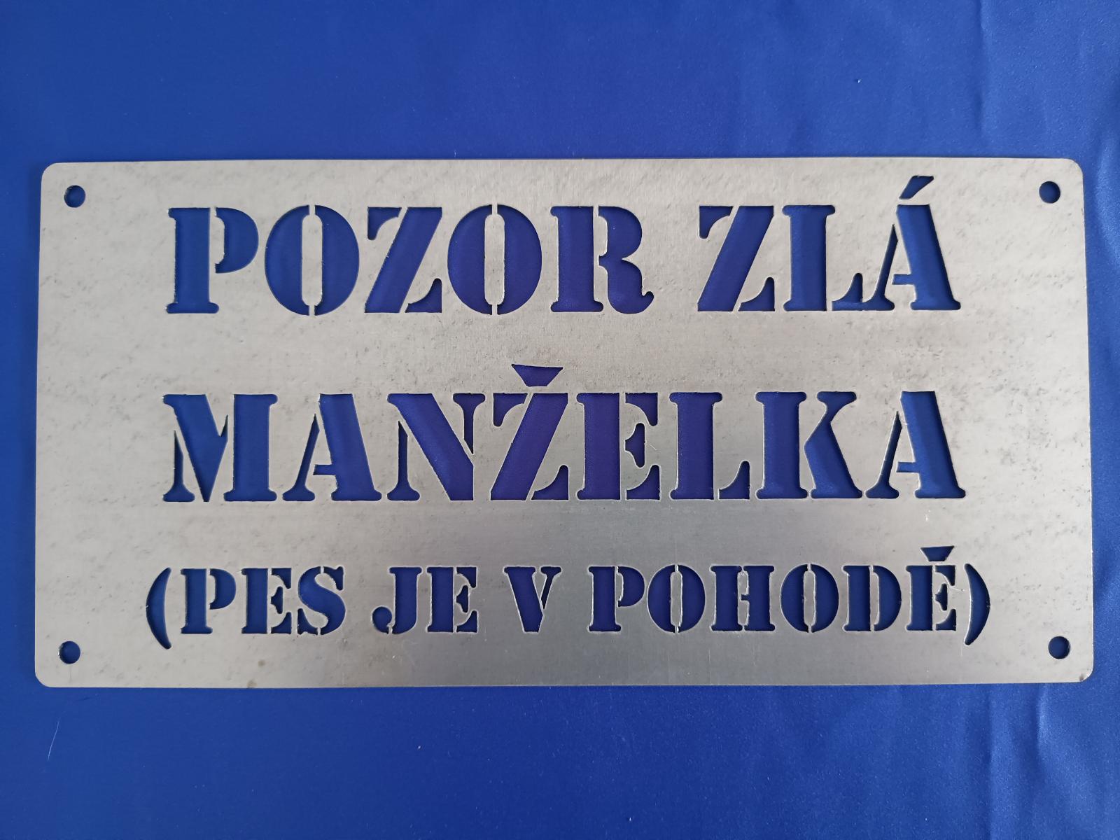 Vtipná ocelová cedulka - ZLÁ MANŽELKA