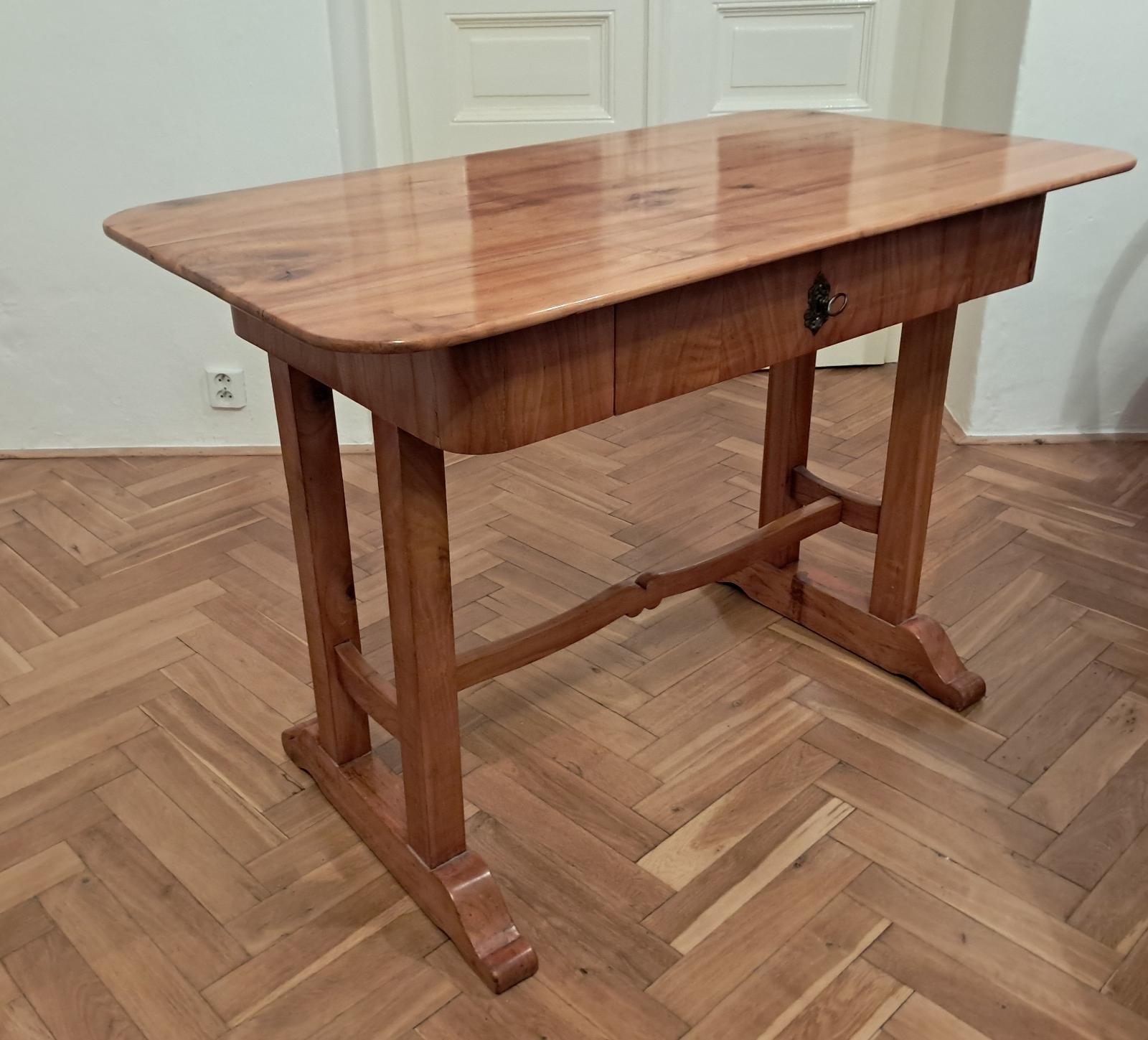 Starožitný stůl po renovaci