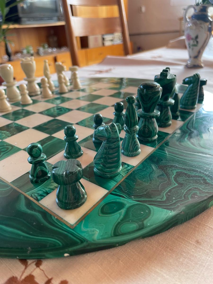 Šachy z malachitu a mramoru – Kongo, 51 cm
