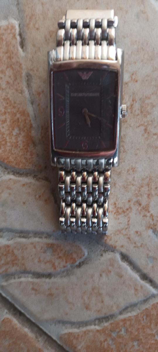 Hodinky s nápisem ARMANI