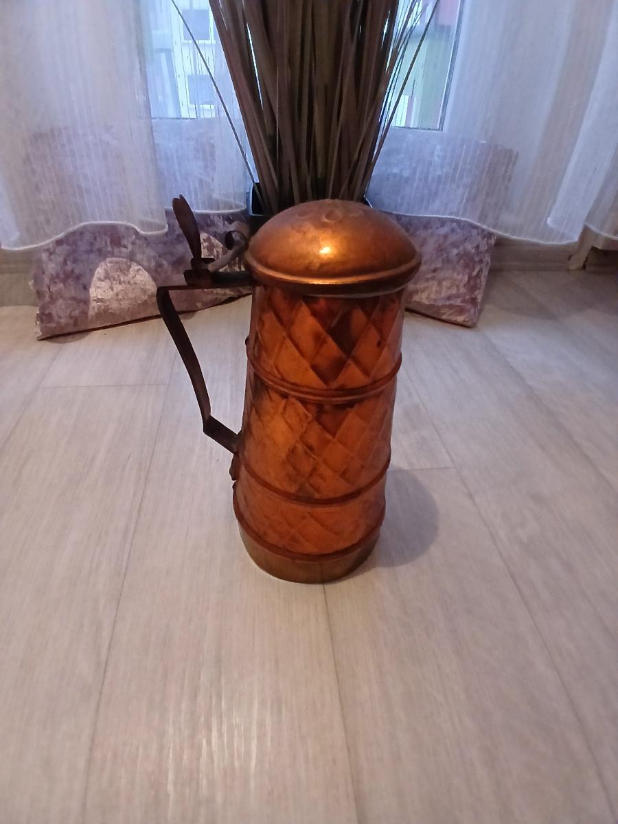 Starý měděný pivní korbel