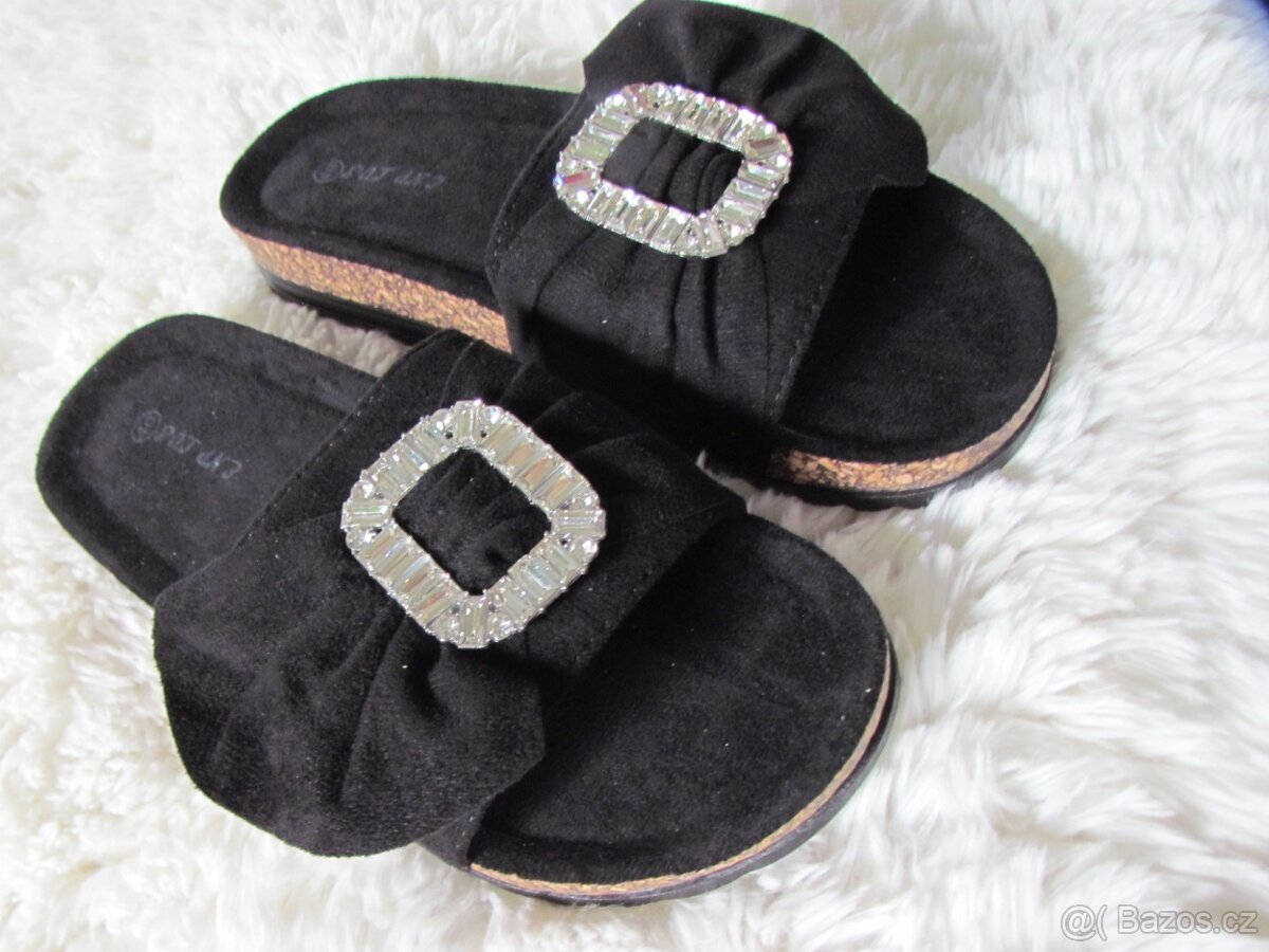 Černé pantofle na korkové podrážce