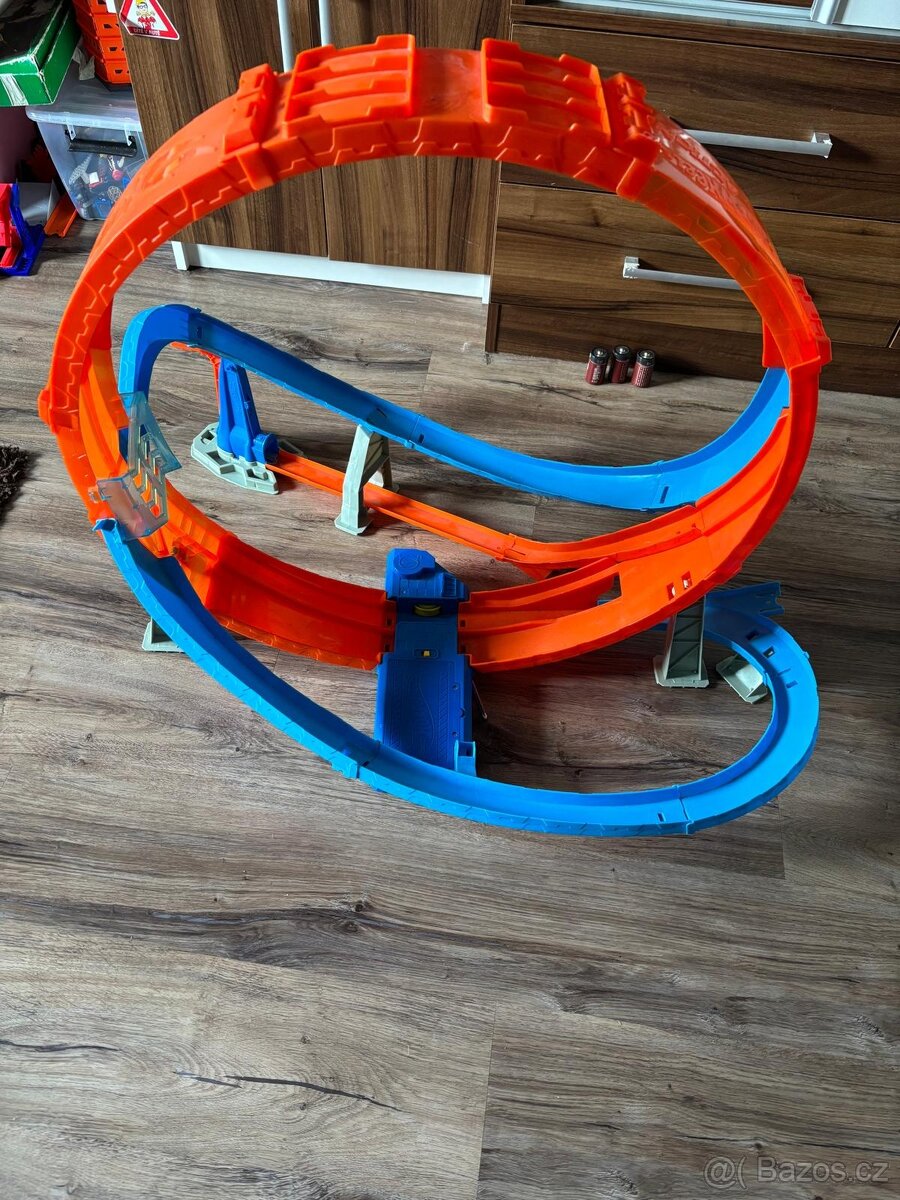 Prodám autodráhu HOT WHEELS - Masivní smyčka